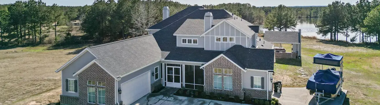 Bird's-eye view of a residence featuring a vast yard