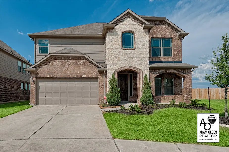 Charming suburban home featuring a spacious garage and a welcoming driveway